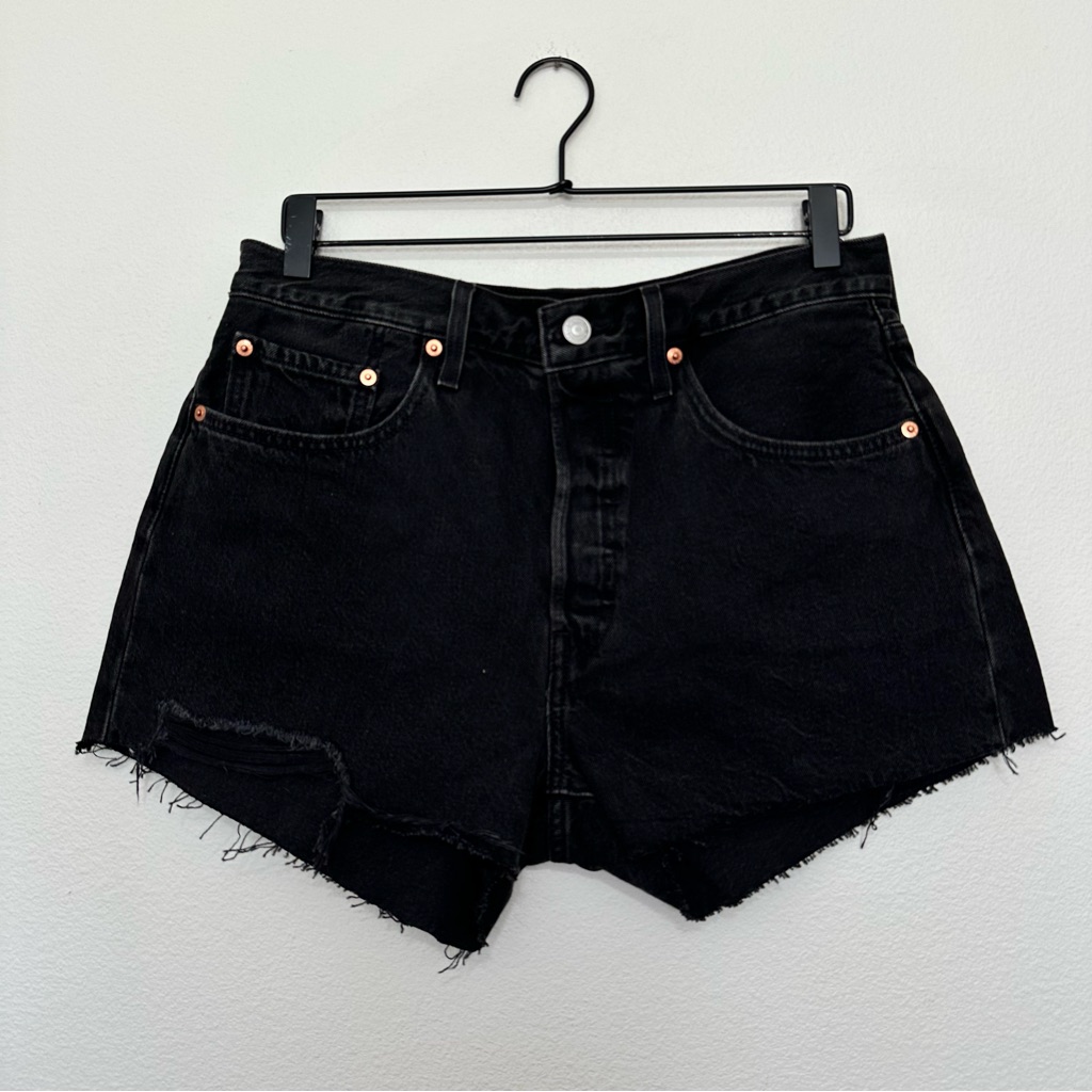 Nwt Levi’s 501 Original Shorts Lunar Black Wash Women’s Size 31 Waist Raw Hem